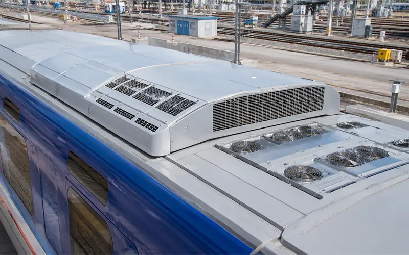 Dachmontiertes HLK-System auf einem modernen Personenzugwaggon mit HLK-Filtration