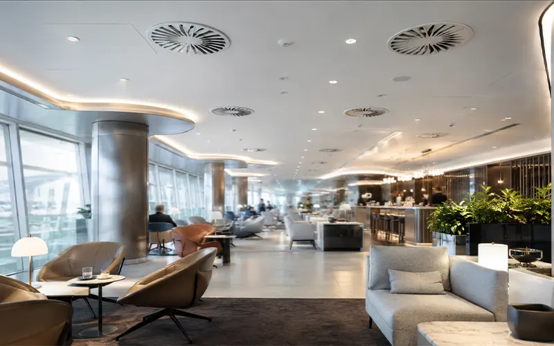 Luftfiltration in einer Flughafenlounge zur Unterstützung saubererer Raumluft und des Passagierkomforts.