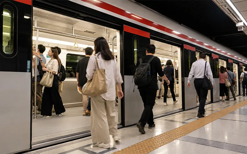 Fahrgäste beim Einstieg in einen modernen U-Bahn-Waggon mit HLK-System für eine stabile Luftzirkulation im Fahrgastraum.