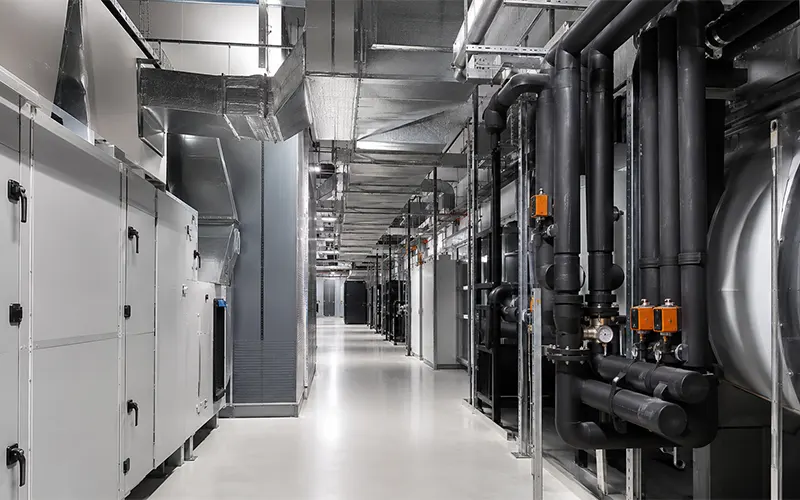 Sauberer Technikgang in einem Rechenzentrum mit HLK-Anlagen für geringen Druckverlust.