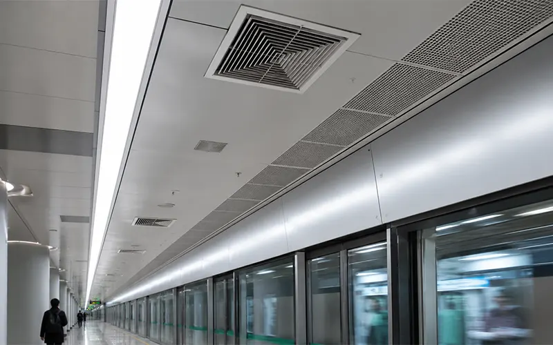 HLK-Luftauslässe an einem Bahnsteig mit Luftfiltration für stabilen Luftstrom und geringen Druckverlust.