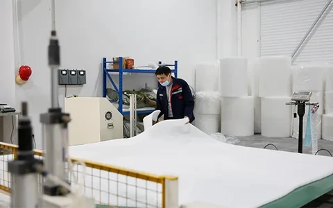 Mitarbeiter beim Zuschneiden und Verarbeiten von Filtermedien in der Clean-Link Produktion