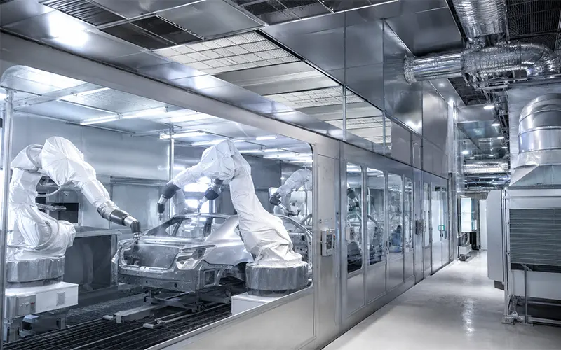 Moderne Lackieranlage in der Automobilfertigung mit Filtersystem für Spritzlackieranwendungen.
