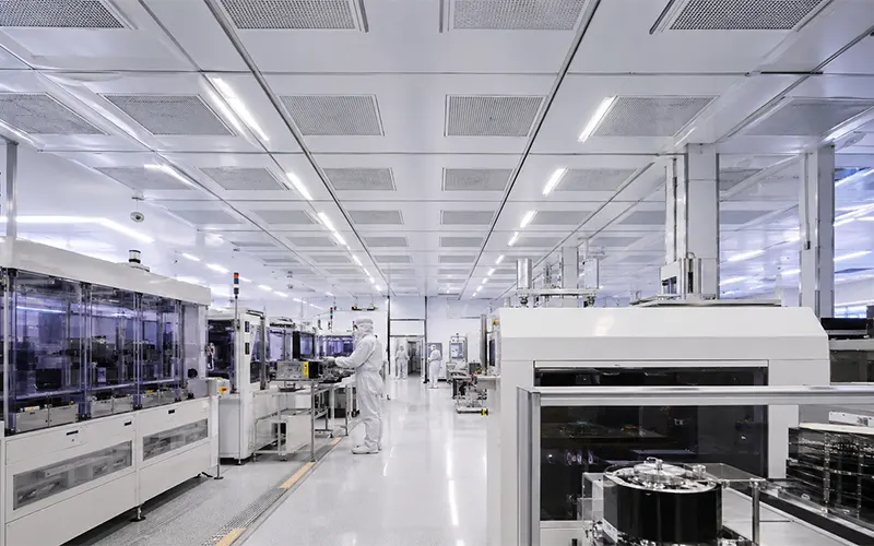 Reinraum für moderne Elektronikfertigung mit Produktionsanlagen und Deckenfiltern.
