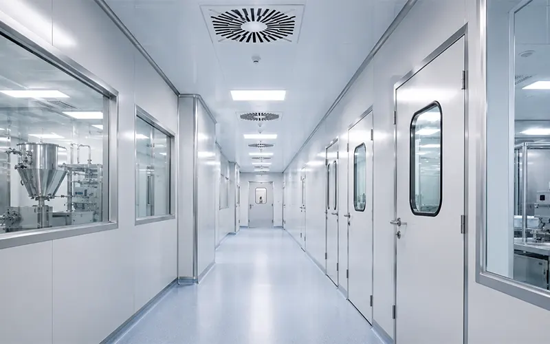 Pharmazeutischer Reinraumkorridor in einer kontrollierten Produktionsumgebung.