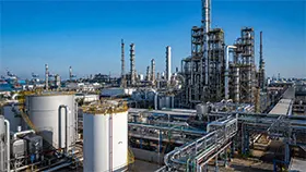 Chemische und petrochemische Prozessanlage mit Rohrleitungen, Tanks und industriellen Anlagenkomponenten