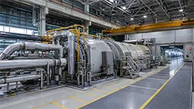 Industrieanlage zur Energieerzeugung mit großen Maschinen und Rohrleitungssystemen