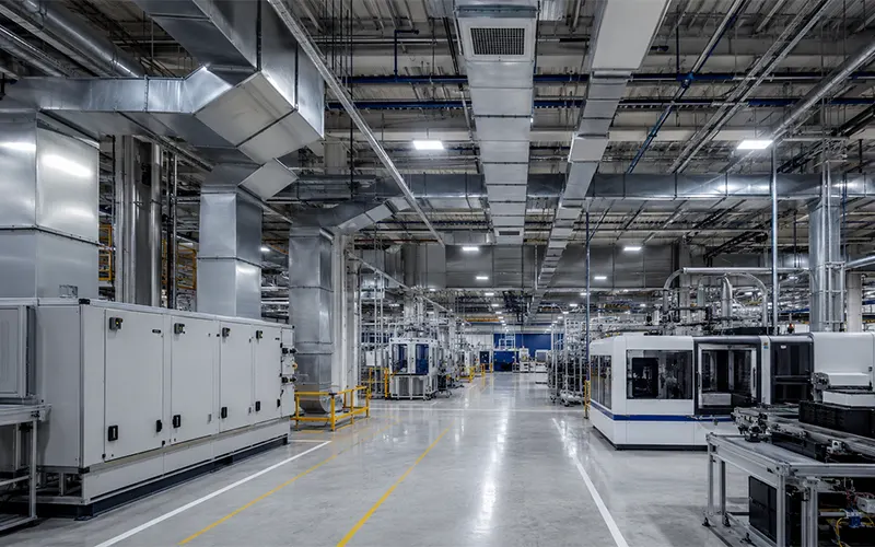 Moderne Fertigungshalle mit Lüftungskanälen, Produktionsanlagen und industrieller Luftfiltration