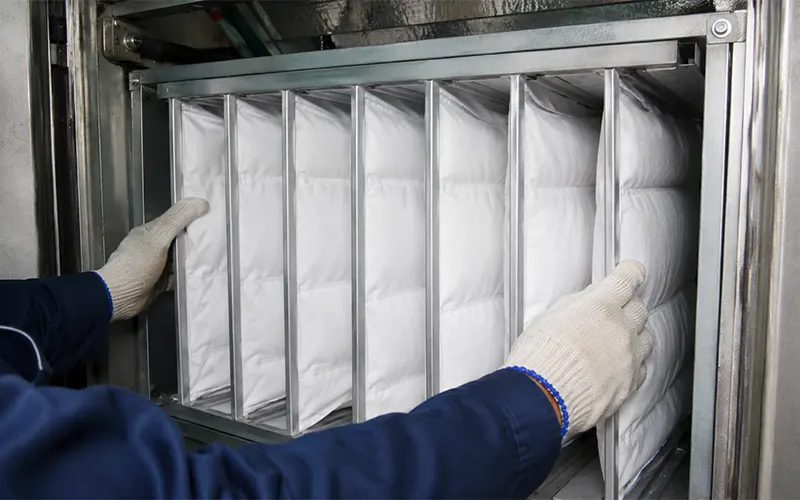 Einbau eines Taschenfilters in eine Lüftungsanlage zur Unterstützung einer gleichmäßigen Luftströmung und geeigneten Anströmgeschwindigkeit.