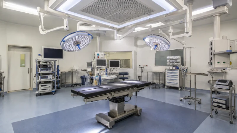 Moderner Operationssaal im Krankenhaus mit OP-Tisch, Deckenlüftung, OP-Leuchten und medizinischen Geräten